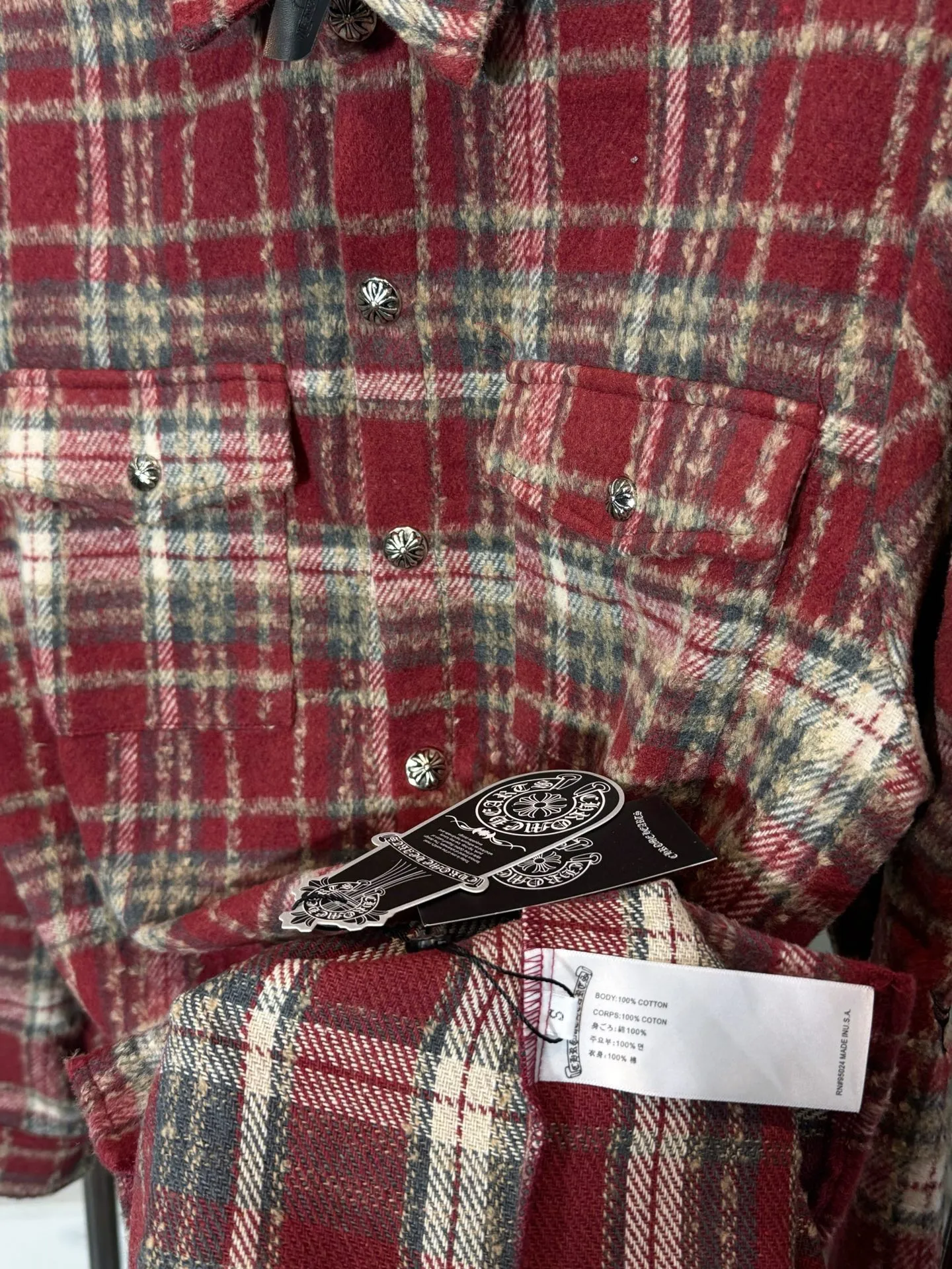 P280 model number: HE395 Chromehearts-Chrome heart wool plaid leather label shirt jacket The fabric is made of 360g high-weight tasseled woolen plaid shirt fabric. The upper body is extremely warm and feels soft and comfortable. It has custom-made original hardware Crow heart cross buttons and a custom-made original cross leather label on the back + heavy embroidery. The embroidery is full and three-dimensional, the overall process is complex, original accessories, factory workmanship, complete with three standards, feel free to buy, Kuaishou Xiaohongshu's popular shirt jacket.  Color: Red/Blue Size: S M L XL